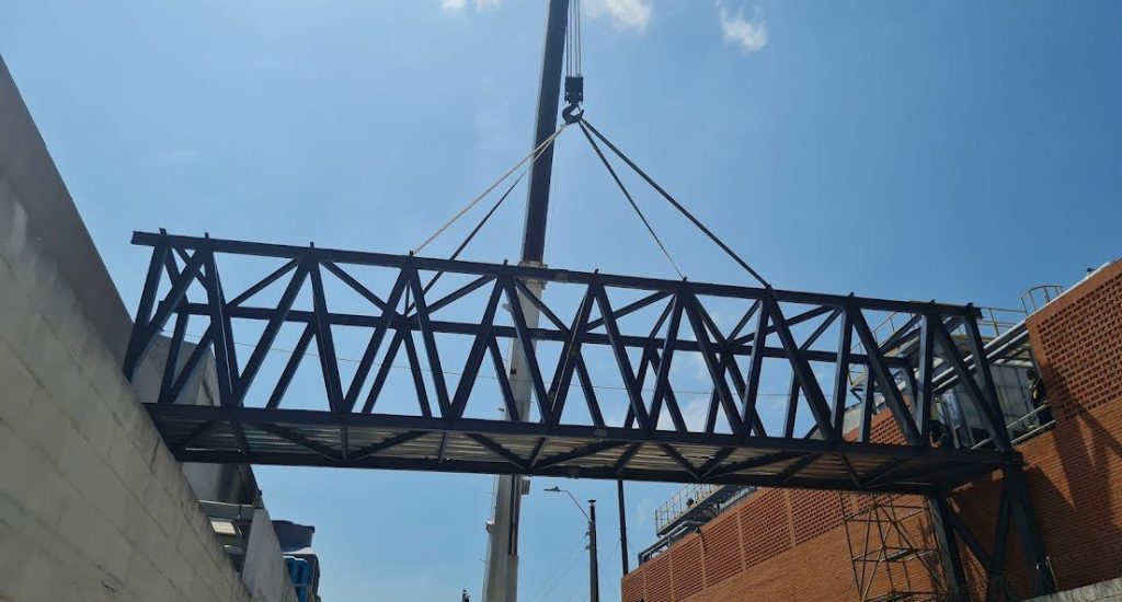 Puente peatonal Farmacapsulas Barranquilla